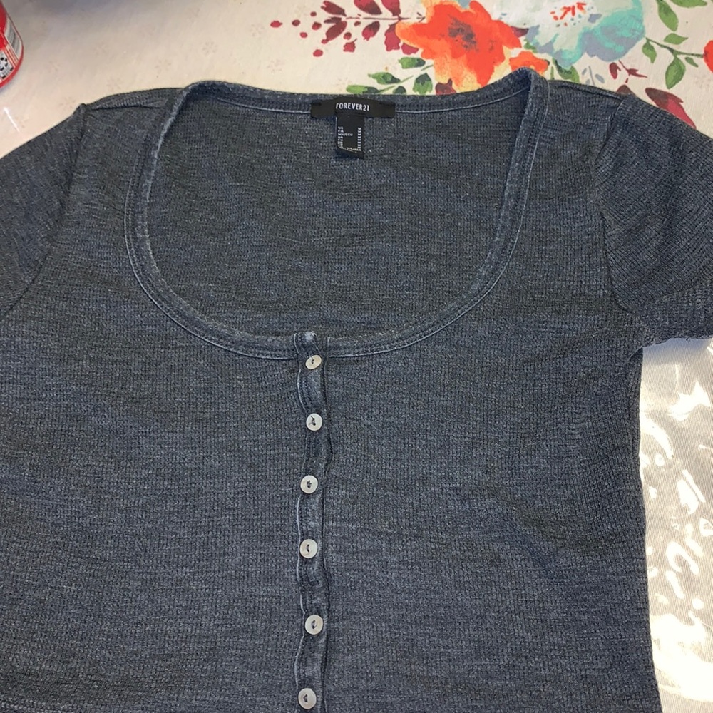 U-neck dark gray shirt